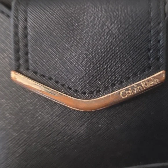 CALVIN KLEIN BLACK CROSSBODY SHOULDER BAG WITH GOLD ACCENT - Picture 3 of 3